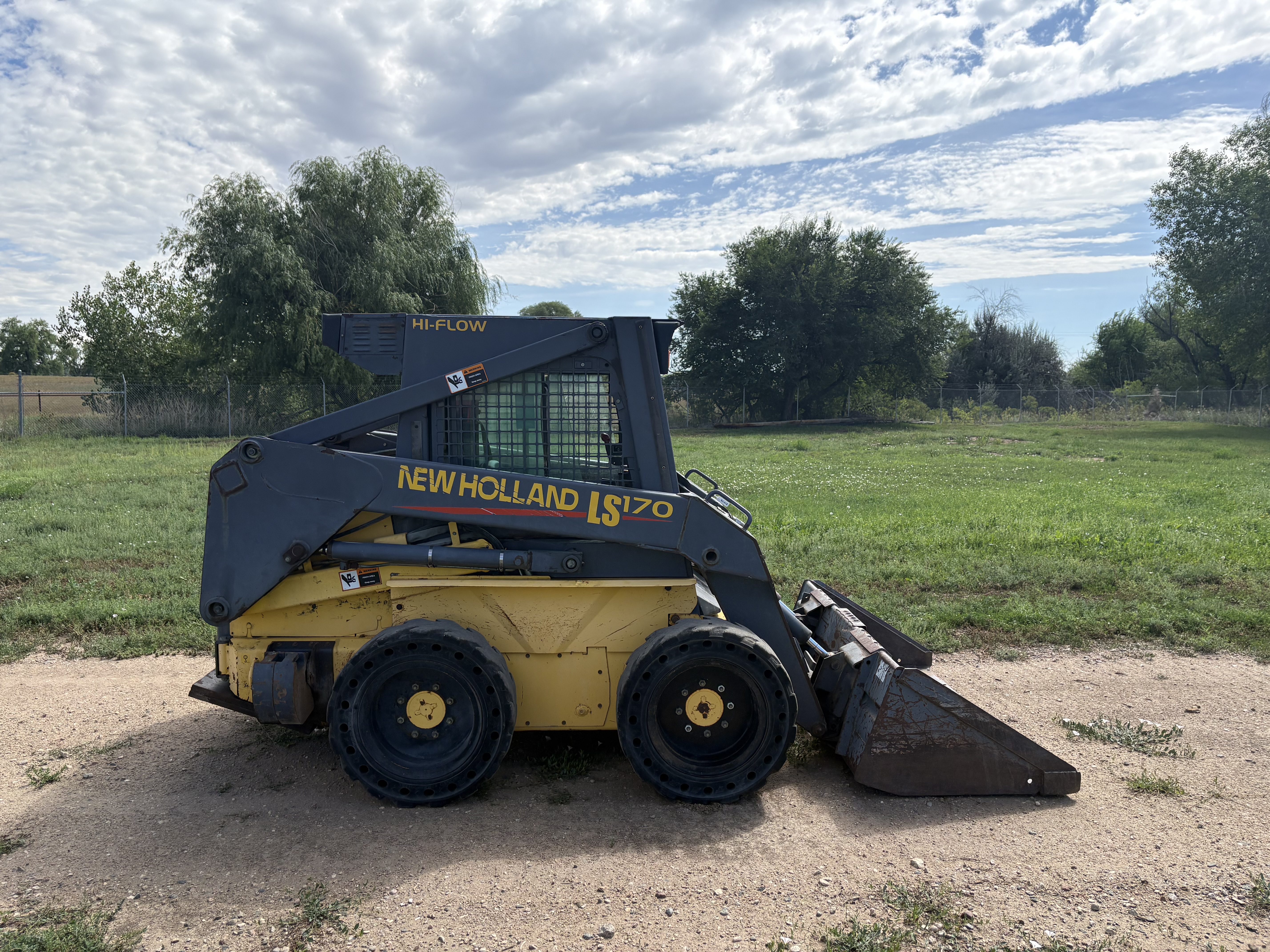 2001 New Holland LS 170 Loader